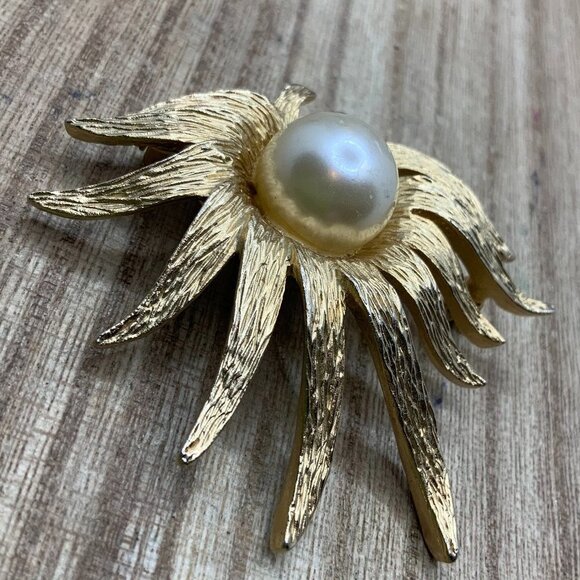 Judy Lee Vintage Faux Pearl Gold Tone Abstract Starburst Pin Brooch - Picture 1 of 6